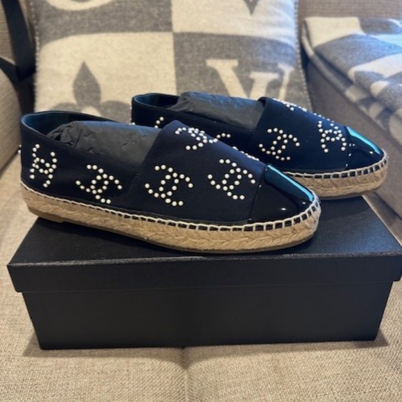 2023 Cruise Collection NEW CHANEL Pearl COCO Mark Espadrilles #38 Noir (Black) - Picture 4 of 5